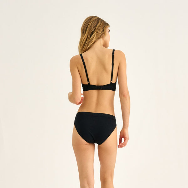 Sort bambus trekant-BH med feminine detaljer